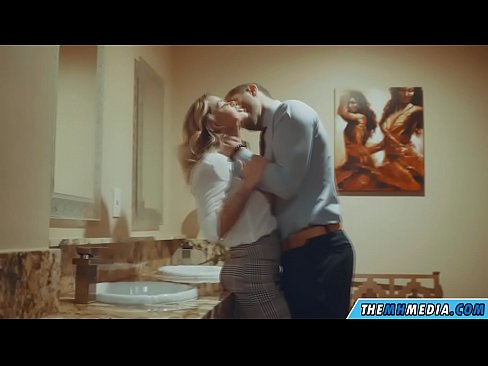 ❤️ وقتی یک بلوند بی تنه شما را در یک دستشویی عمومی اغوا می کند لعنتی در پورنو fa.teatroporno.ru ☑
